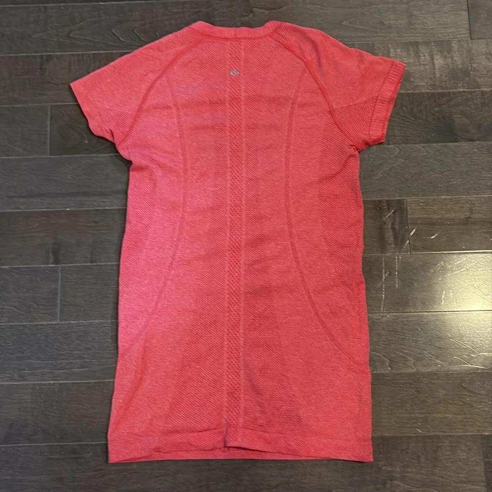Lululemon short sleeve tech shirt, hip length. size 4